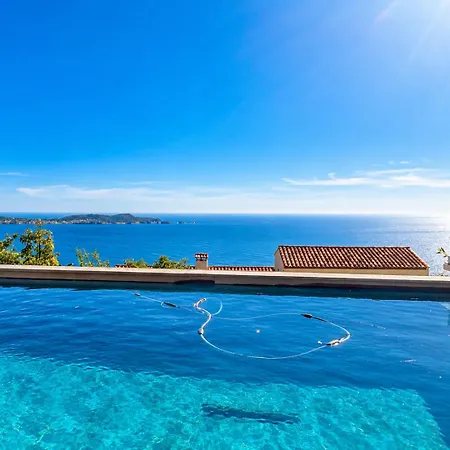 étoiles D'or: Seaside Luxury In